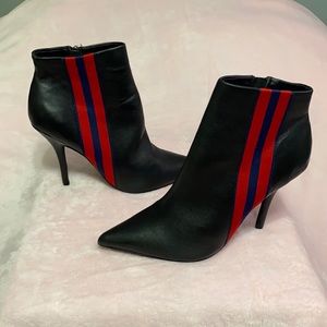 STEVE MADDEN BLACK ANKLE BOOTIES w/RACING STRIPES